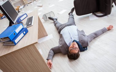 İşadamı office yerdeki ölü