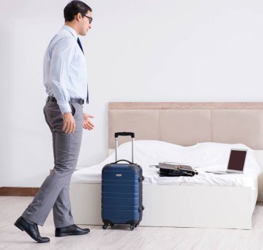 Otel odasında çalışan bir iş adamı.