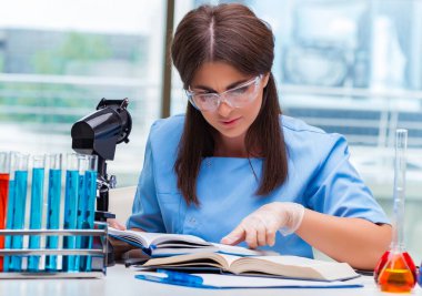 Laboratuvarda çalışan genç kadın