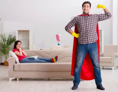 Süper kahraman koca karısına evde yardım ediyor.