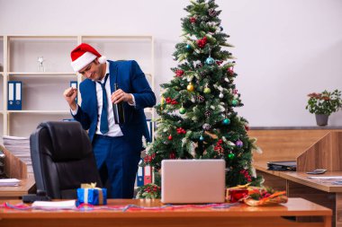 Yılbaşı partisinde ofiste çalışan biri.