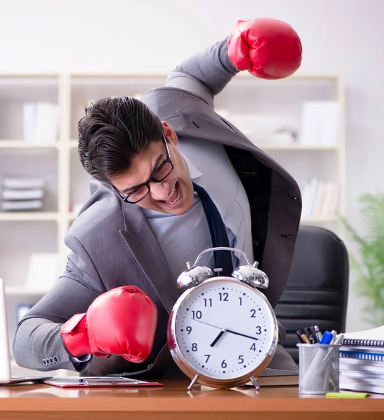 Wütender Geschäftsmann mit Boxhandschuhen im Zeitmanagement-Konzept — Stockfoto