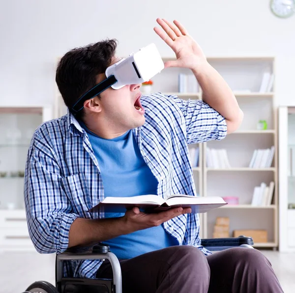 Niepełnosprawny student studiujący w okularach wirtualnej rzeczywistości — Zdjęcie stockowe