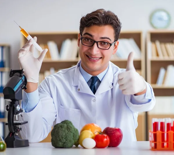 果物や野菜をチェックする男医師 — ストック写真