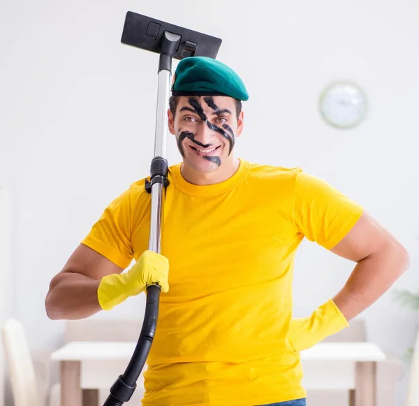 Grappige man in militaire stijl schoonmaken van het huis — Stockfoto