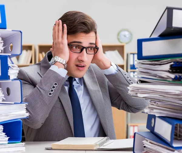 Empresario ocupado bajo estrés debido al trabajo excesivo — Foto de Stock