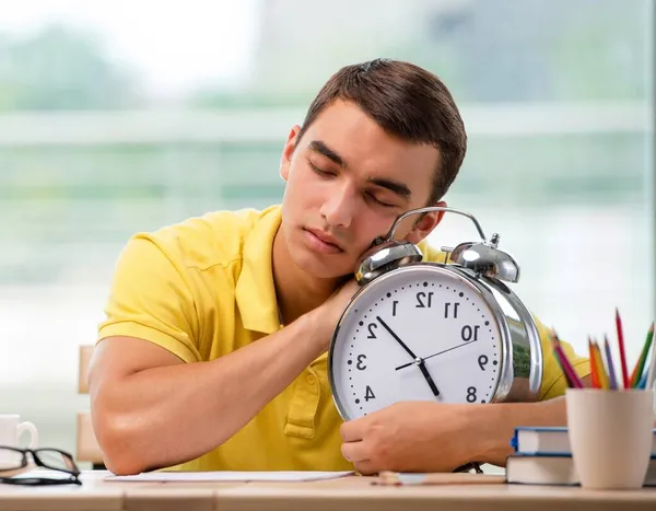 Estudiante falta plazos para la preparación del examen — Foto de Stock