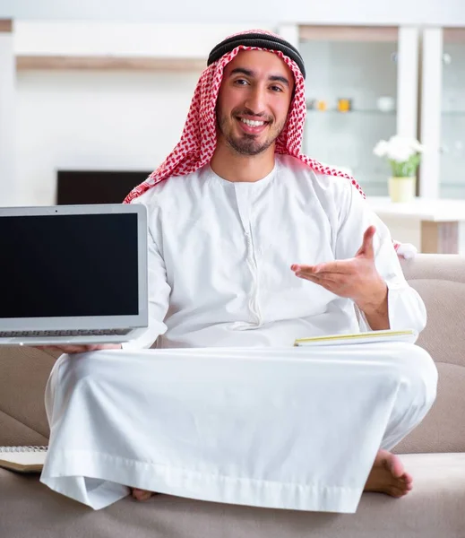 Uomo arabo che lavora a casa sul suo lavoro — Foto Stock