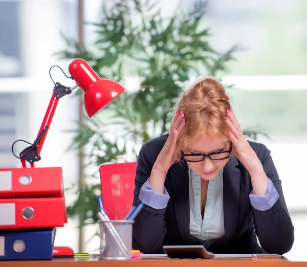 Femme d'affaires travaillant dans le bureau — Photo