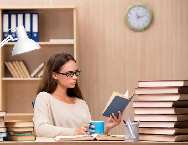 Giovane studente che si prepara per gli esami universitari — Foto Stock