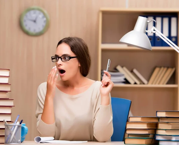 Unga studerande förbereder sig för universitetsprov — Stockfoto