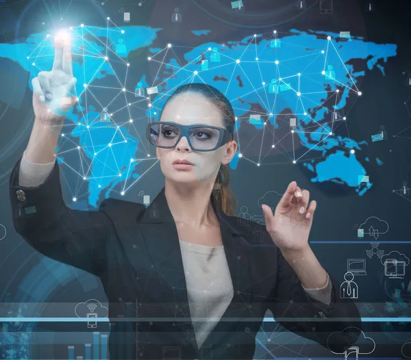 Nő a virtuális gombok megnyomásával futurisztikus fogalma — Stock Fotó