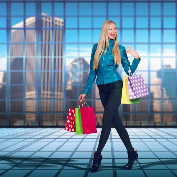 Vrouw met boodschappentassen in verkoop concept — Stockfoto