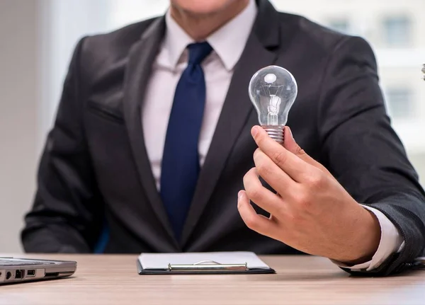 アイデア コンセプトの電球を持ったビジネスマン — ストック写真