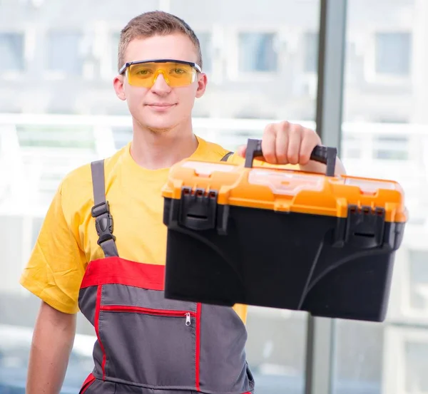 Joven trabajador de la construcción en mono amarillo — Foto de Stock