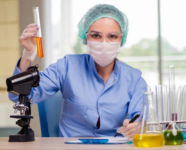 Žena chemik pracující v laboratoři — Stock fotografie