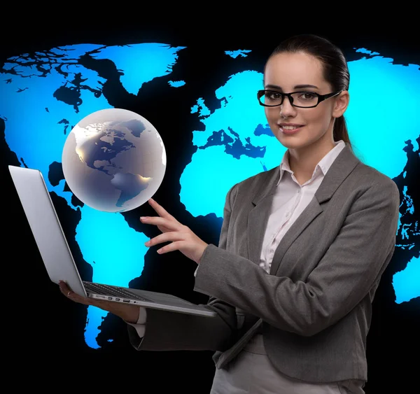 Bizneswoman z laptopa w koncepcji globalnego biznesu — Zdjęcie stockowe
