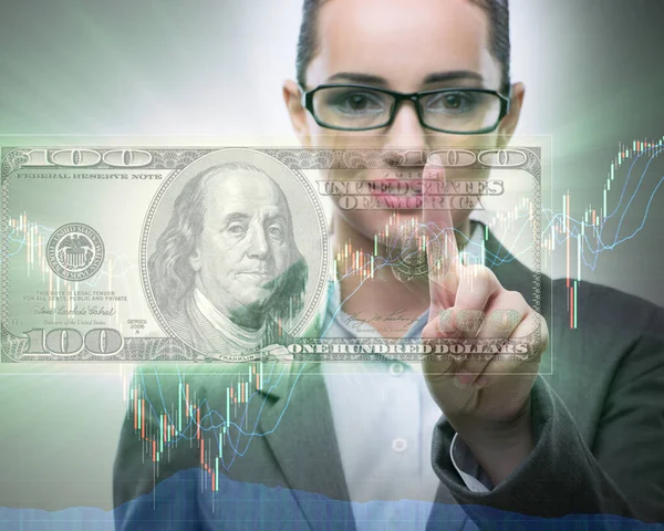 Geschäftsfrau mit Dollar im Geschäftskonzept — Stockfoto