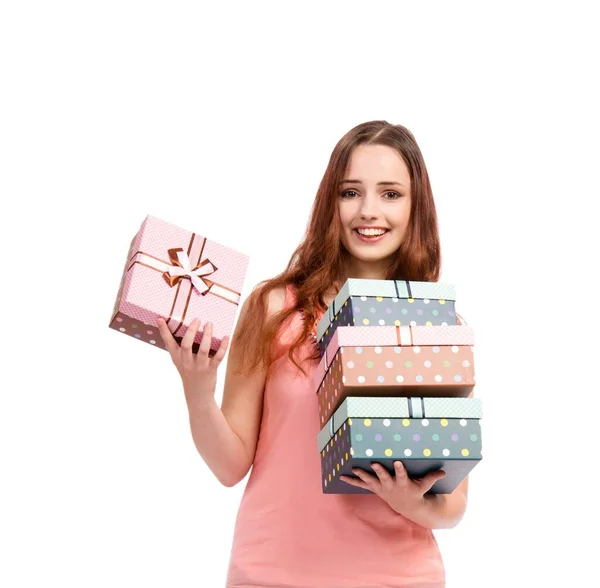 Νεαρή γυναίκα με κουτί δώρου απομονωμένο σε λευκό — Φωτογραφία Αρχείου