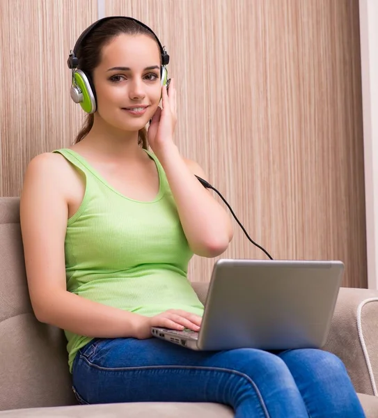 Chica joven escuchando música en casa —  Fotos de Stock