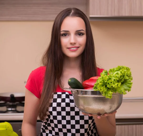 Fiatal nő háziasszony dolgozik a konyhában — Stock Fotó
