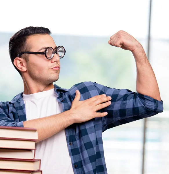 Jonge student bereidt zich voor op schoolexamens — Stockfoto