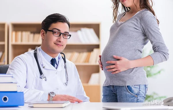 Mulher grávida visitante médico para consulta — Fotografia de Stock