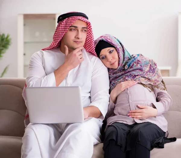 Ung arabisk muslimsk familj med gravid fru väntar barn — Stockfoto