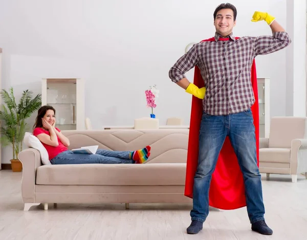 Süper kahraman koca karısına evde yardım ediyor.