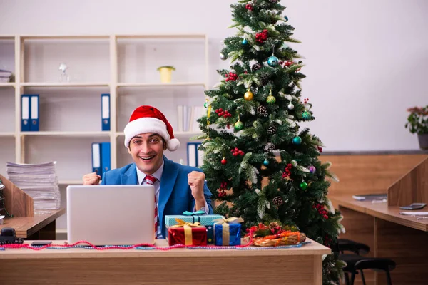 Jovem funcionário do sexo masculino celebrando o Natal no local de trabalho — Fotografia de Stock