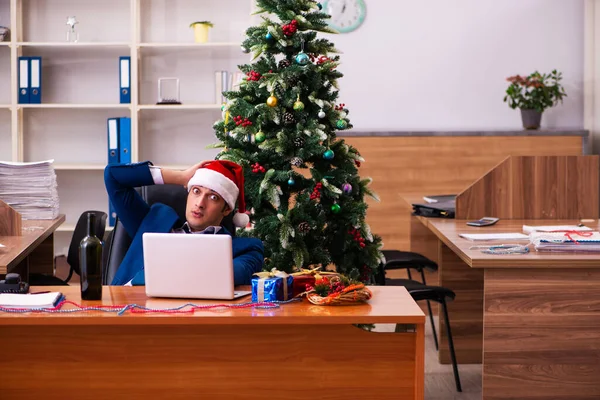 Zaměstnanec v kanceláři během vánoční párty — Stock fotografie