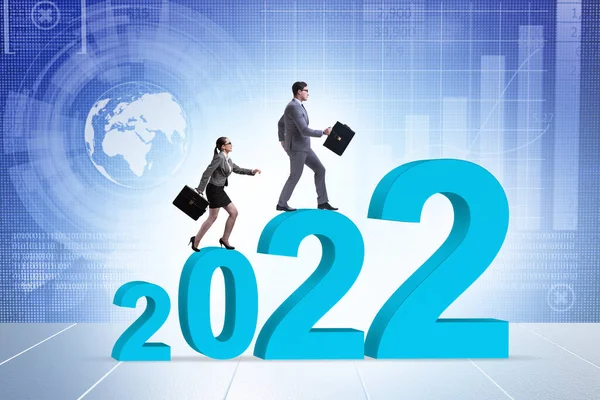 Концепция роста с переходом между 2021 и 2022 годами — стоковое фото