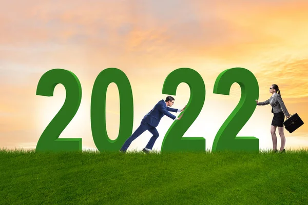 Concept van het nieuwe jaar 2022 met zakenmensen — Stockfoto