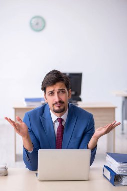 Ofiste çalışan genç bir erkek.