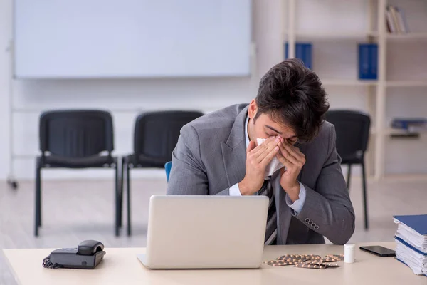 Jeune homme d'affaires travailleur souffrant sur le lieu de travail — Photo