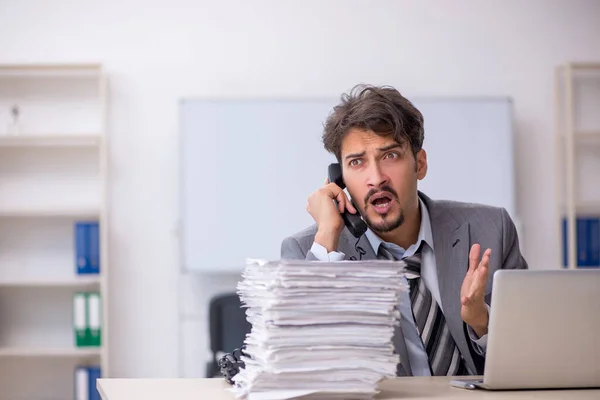 Jungunternehmer und zu viel Arbeit im Büro — Stockfoto