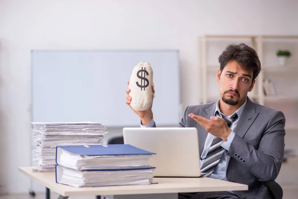 Jungunternehmer und zu viel Arbeit im Büro — Stockfoto