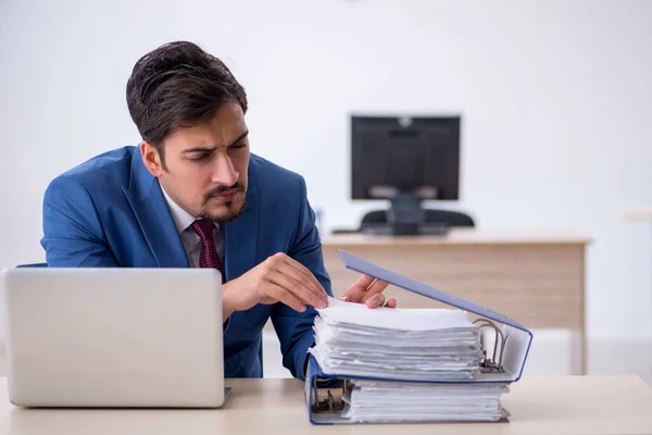 Ung manlig anställd som arbetar på kontoret — Stockfoto