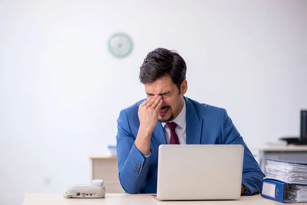 Joven empleado masculino que trabaja en la oficina —  Fotos de Stock