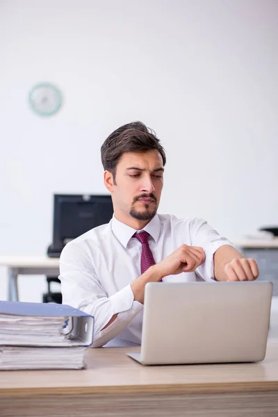 Junge männliche Angestellte im Büro — Stockfoto