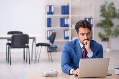 İş yerinde çalışan genç bir erkek.