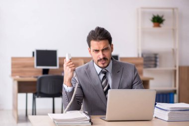 Ofiste çalışan genç bir erkek.