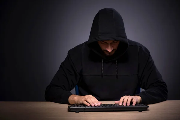 Fiatal férfi hacker szürke háttér — Stock Fotó