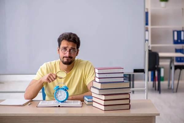 Junge männliche Schüler bereiten sich im Klassenzimmer auf Prüfungen vor — Stockfoto