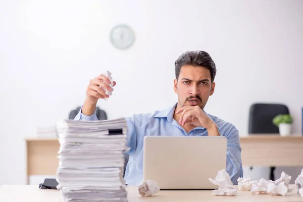 Joven empleado masculino rechazando nuevas ideas en la oficina — Foto de Stock