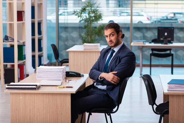 Joven empleado masculino que trabaja en la oficina — Foto de Stock