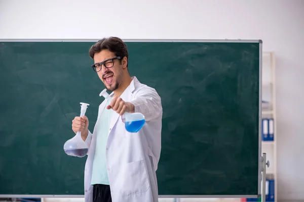 年轻的男性化学家在黑板前 — 图库照片