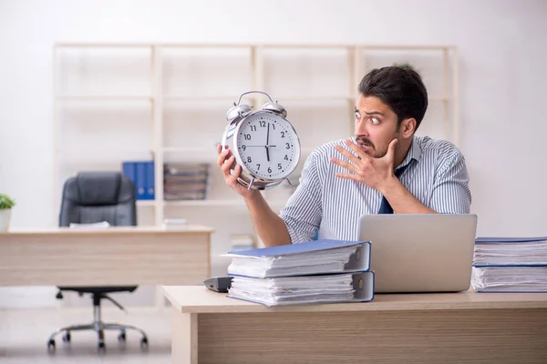 Jonge mannelijke werknemer in tijdmanagementconcept — Stockfoto