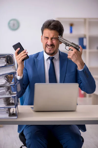 Empleado joven empresario infeliz con el trabajo excesivo en el de — Foto de Stock