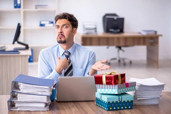 Jeune employé masculin célébrant son anniversaire sur le lieu de travail — Photo